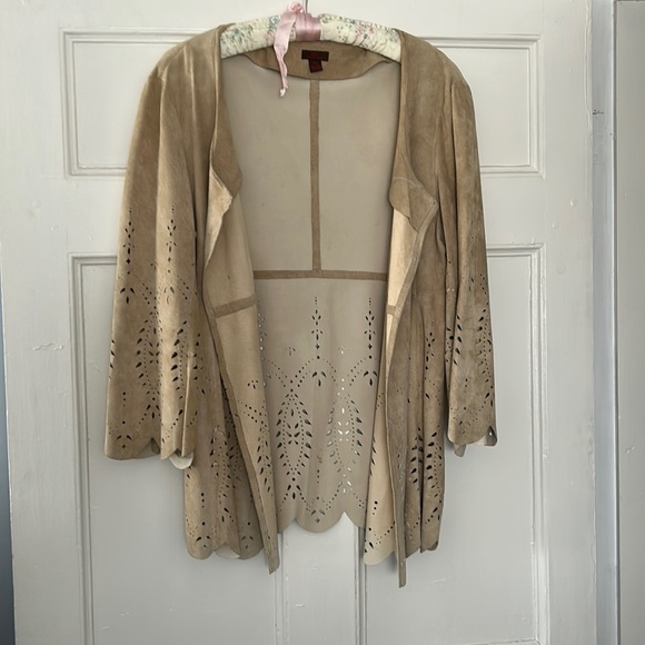 Denier genuine, leather, timeless, layering top. Unlined colour is Sand. Size M - Picture 2 of 10